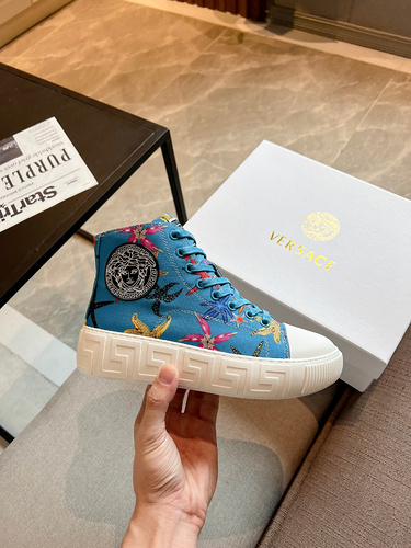 Versace_s latest show couple model 35-46-60af92e9